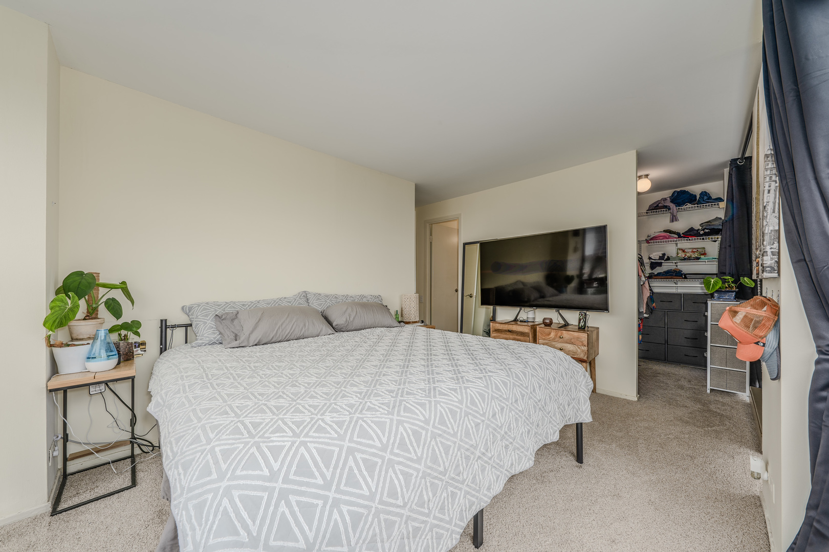 4343 N Clarendon Avenue Unit: 703