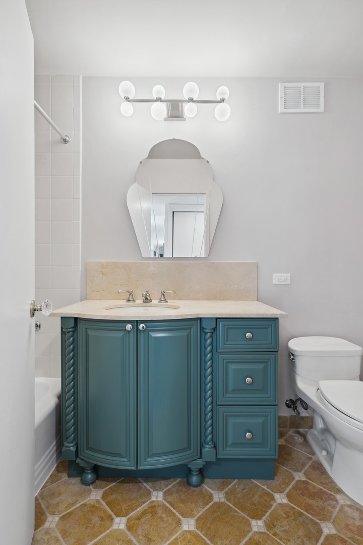 1 E Schiller Street Unit: 15D