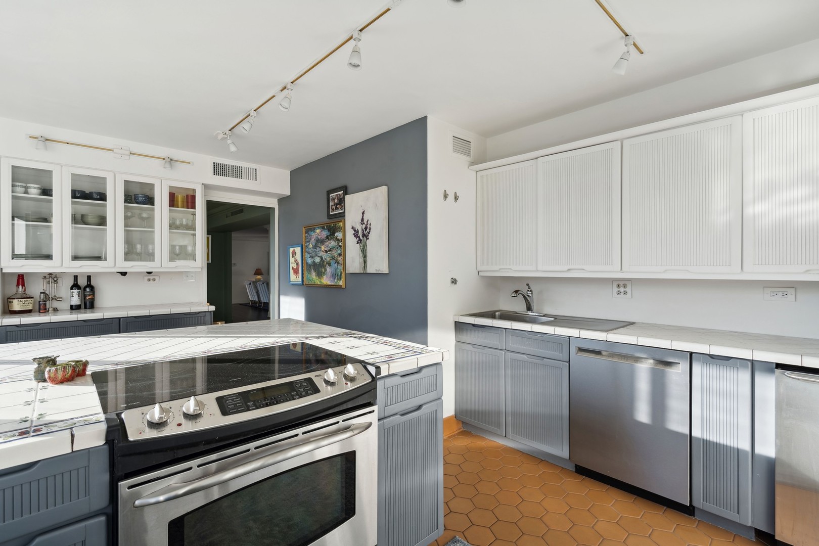 1 E Schiller Street Unit: 15D