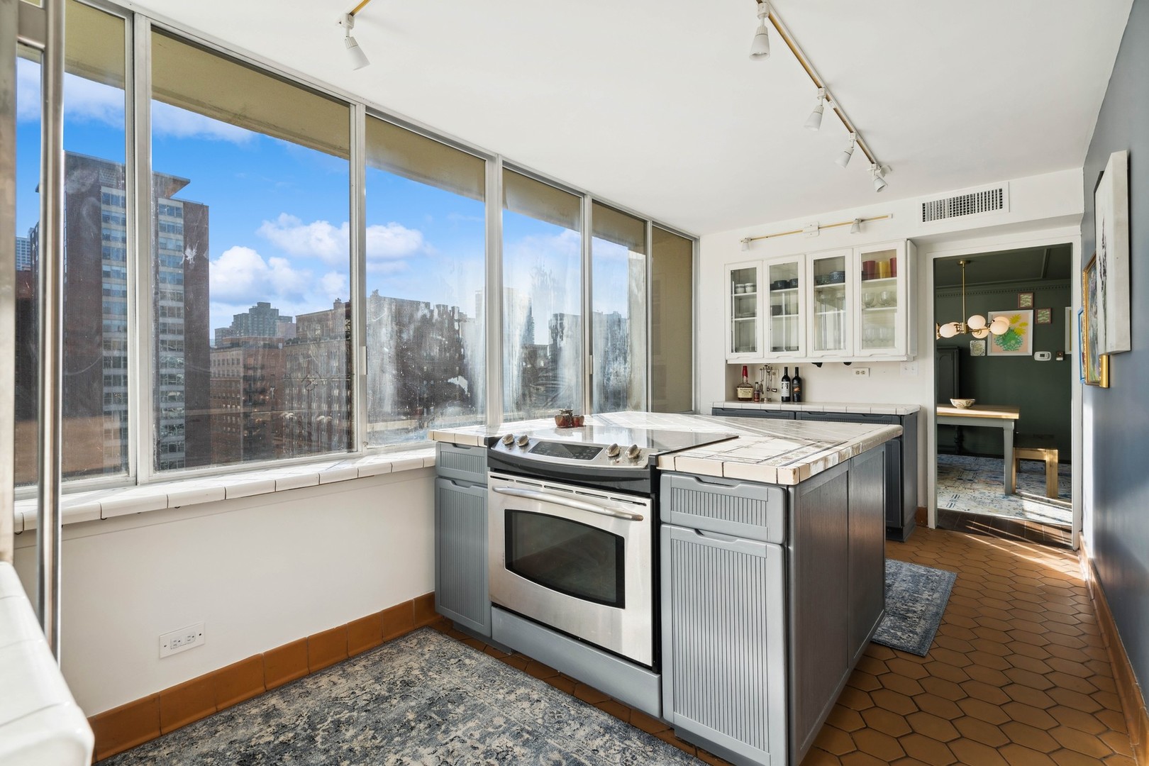 1 E Schiller Street Unit: 15D