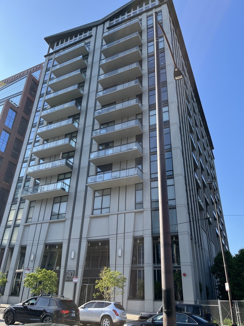 740 W Fulton Street Unit: 1008