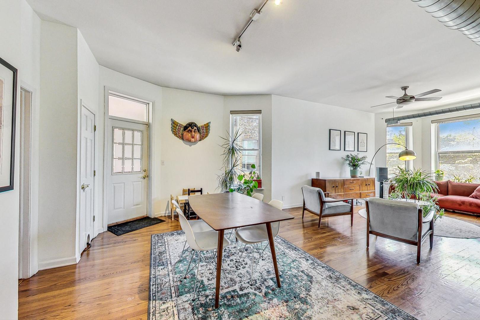 1048 W Foster Avenue