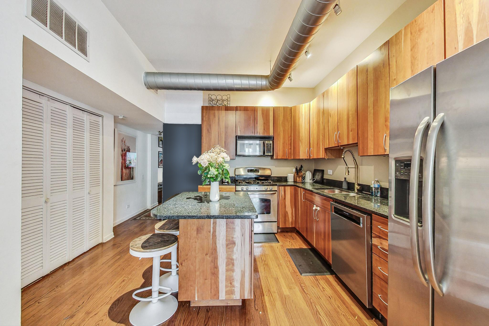 1048 W Foster Avenue