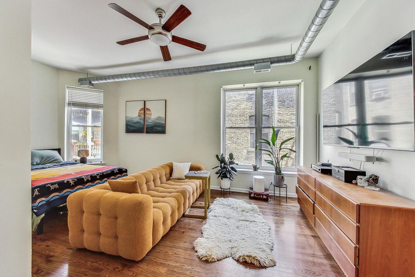 1048 W Foster Avenue