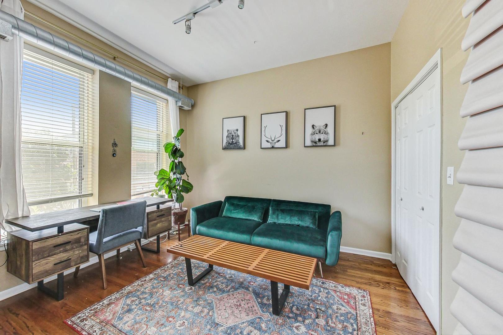 1048 W Foster Avenue