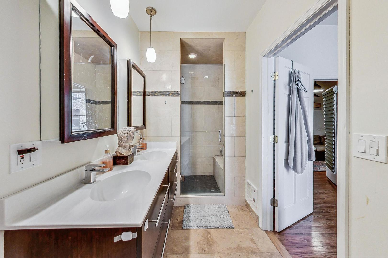 1048 W Foster Avenue