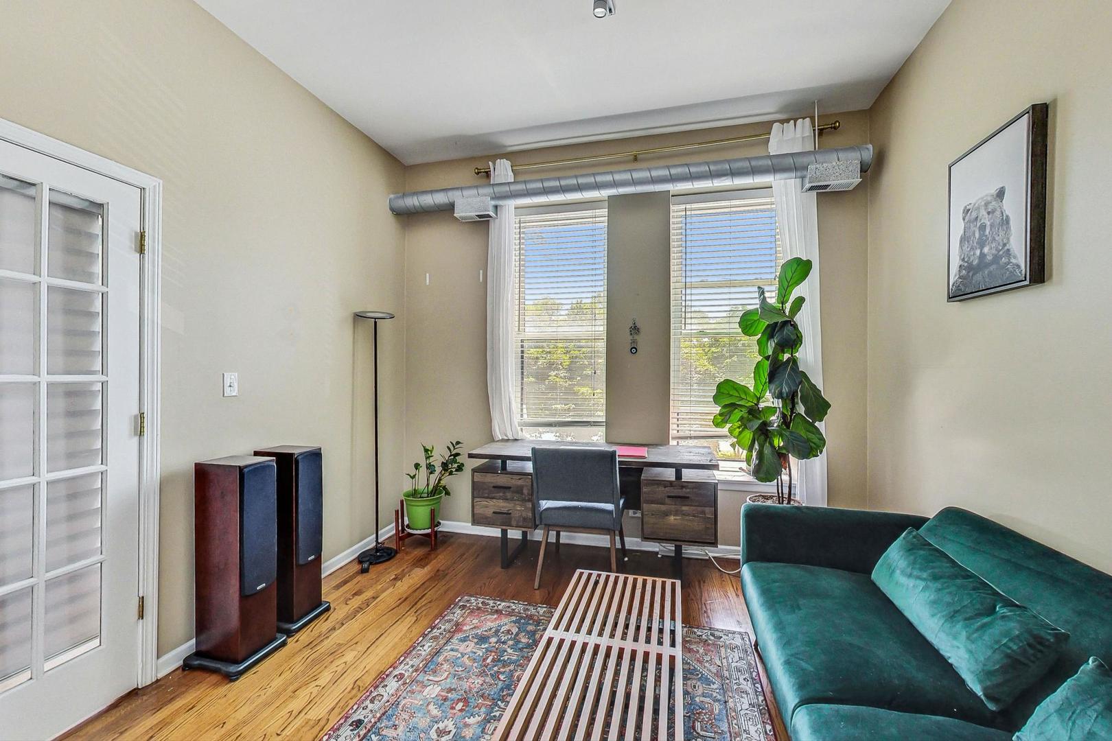 1048 W Foster Avenue