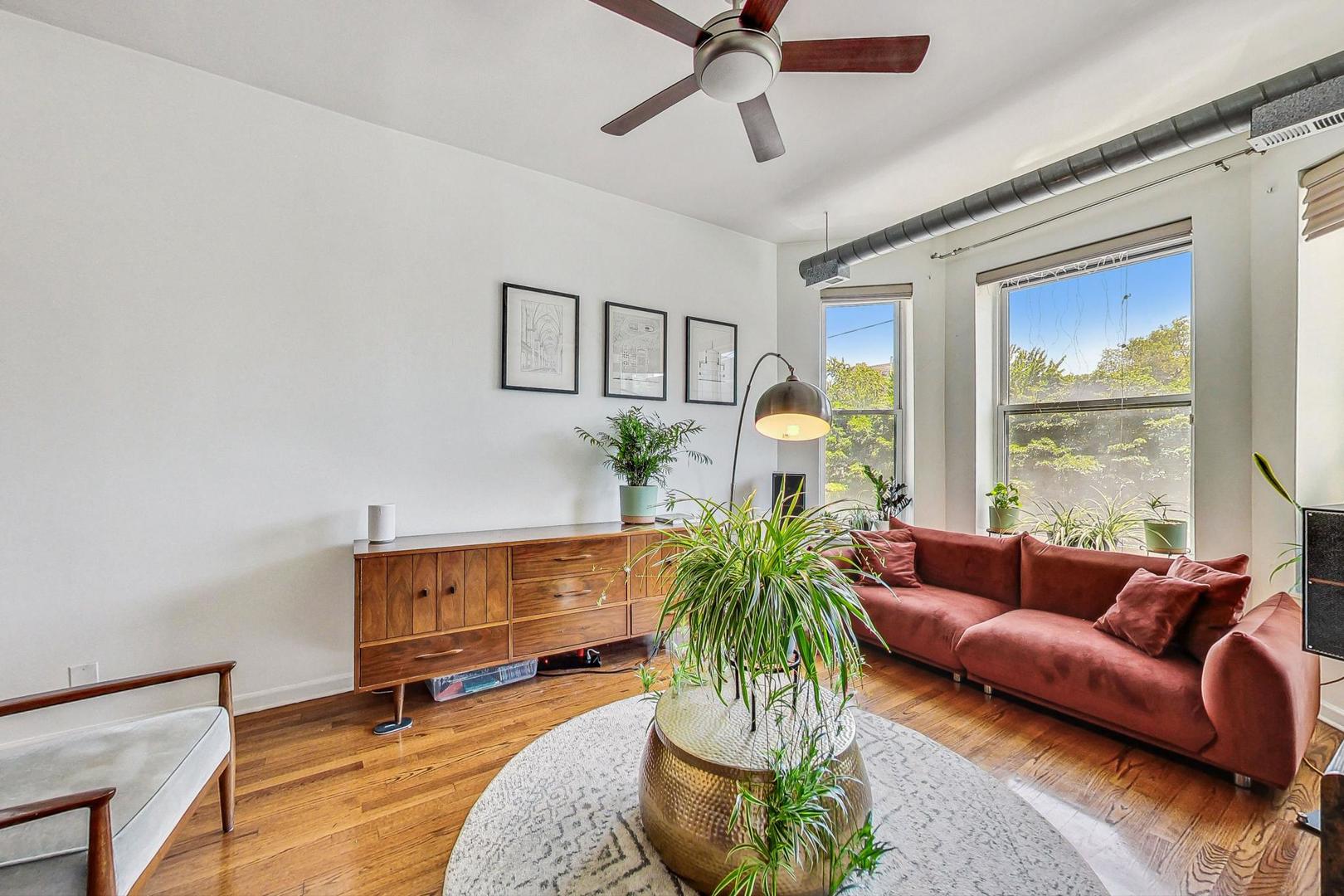 1048 W Foster Avenue