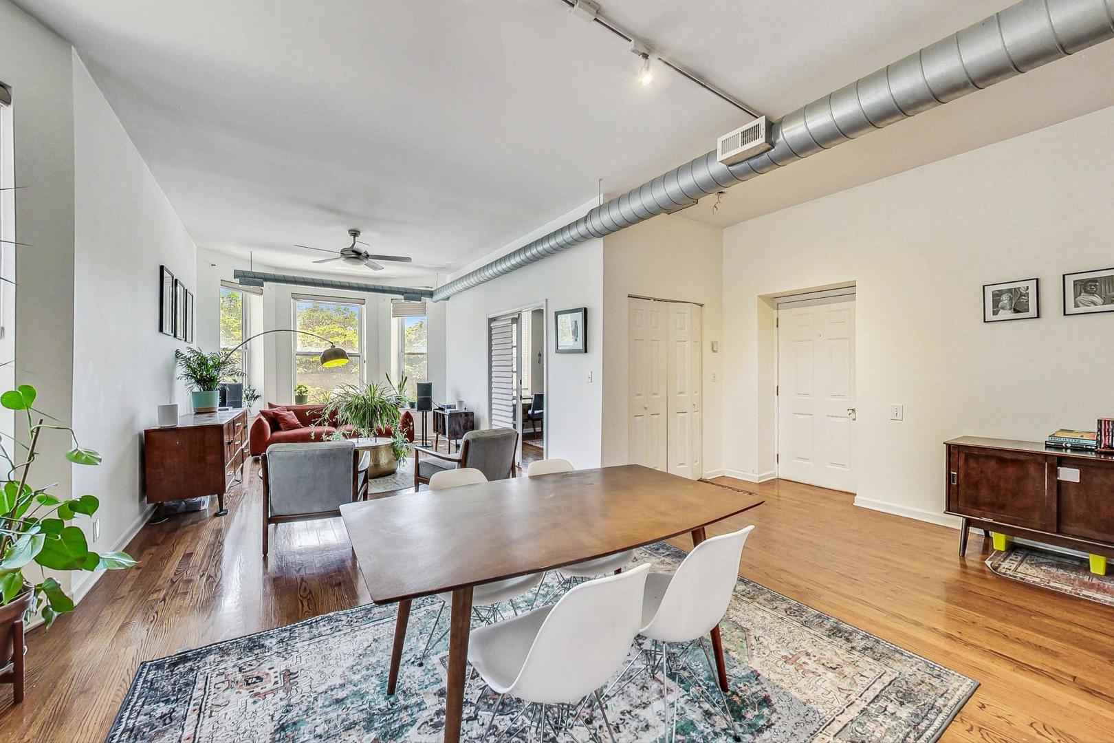 1048 W Foster Avenue