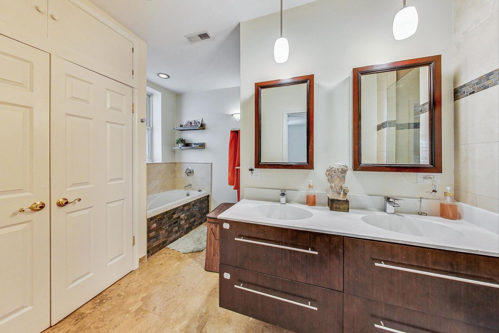 1048 W Foster Avenue