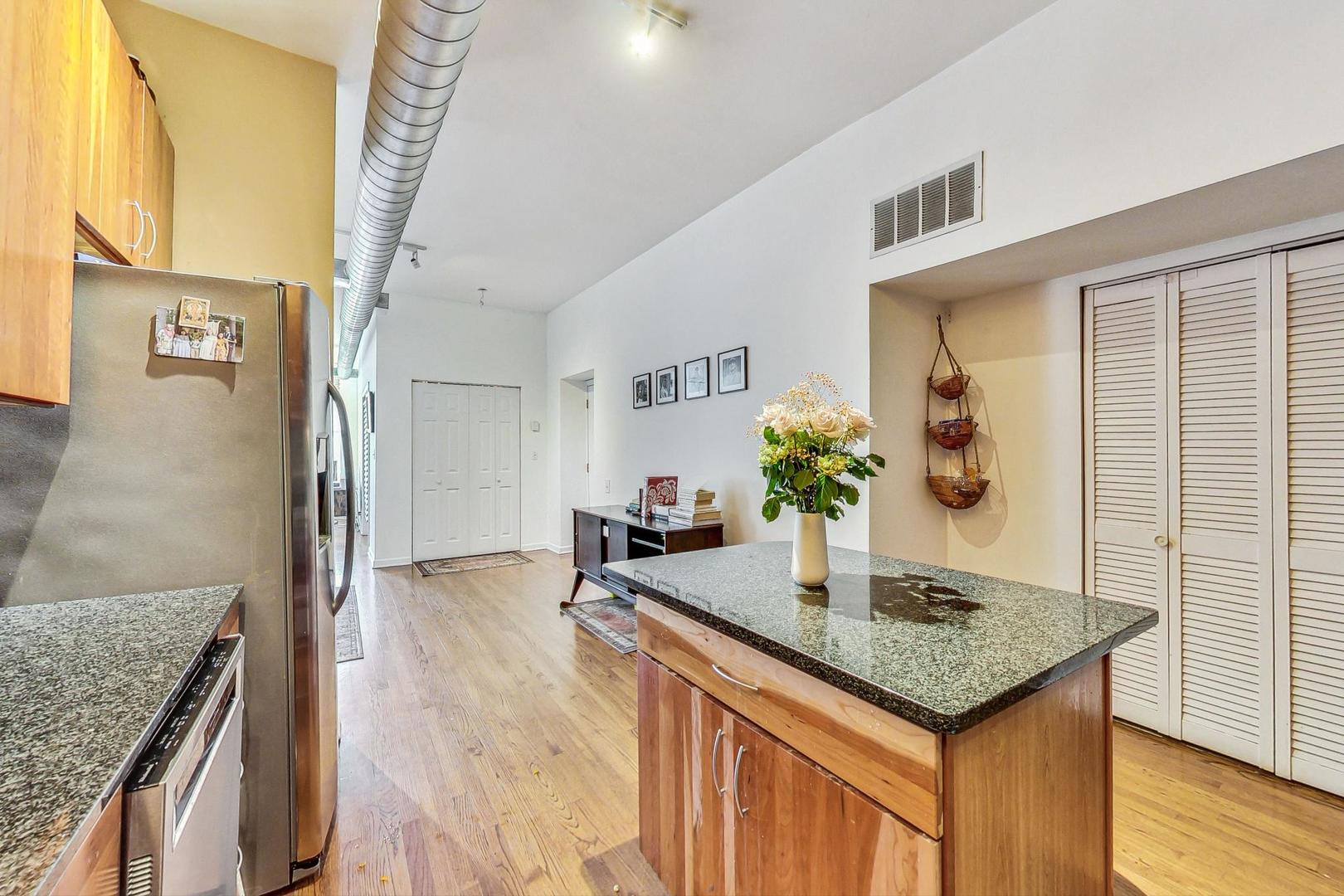 1048 W Foster Avenue