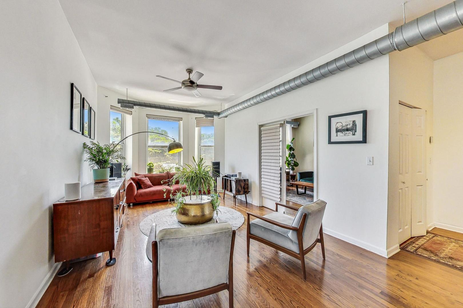 1048 W Foster Avenue