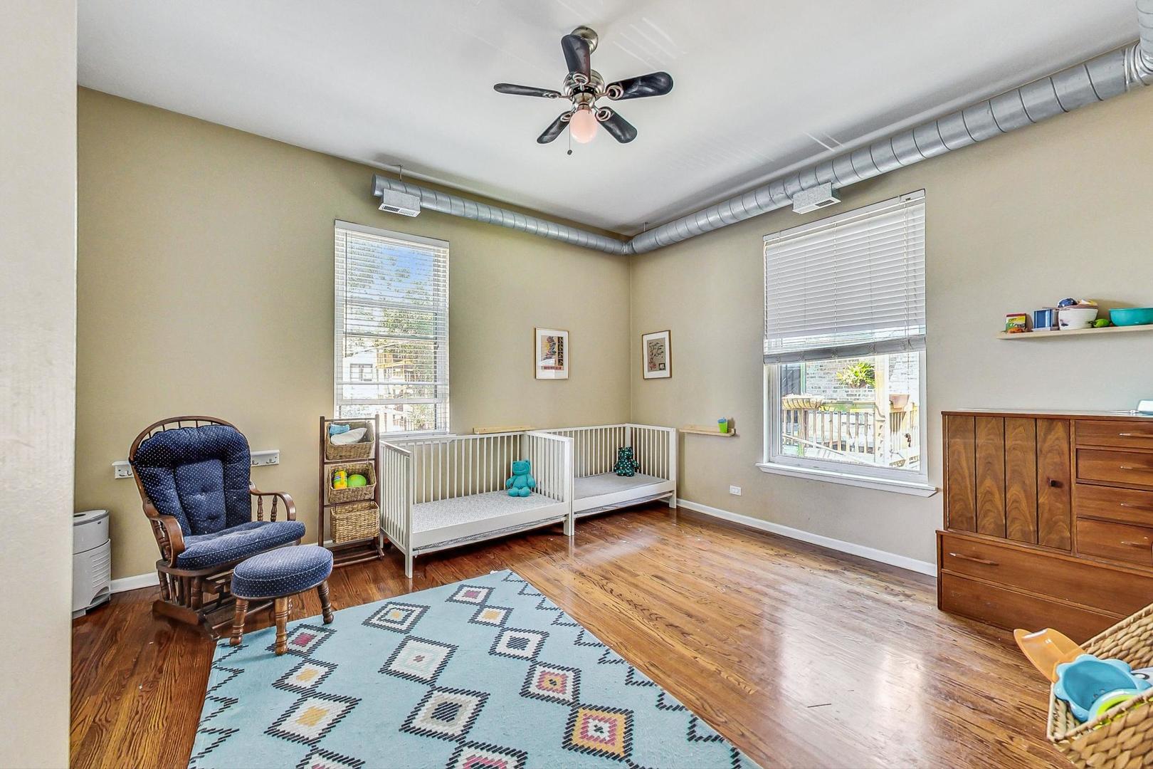 1048 W Foster Avenue