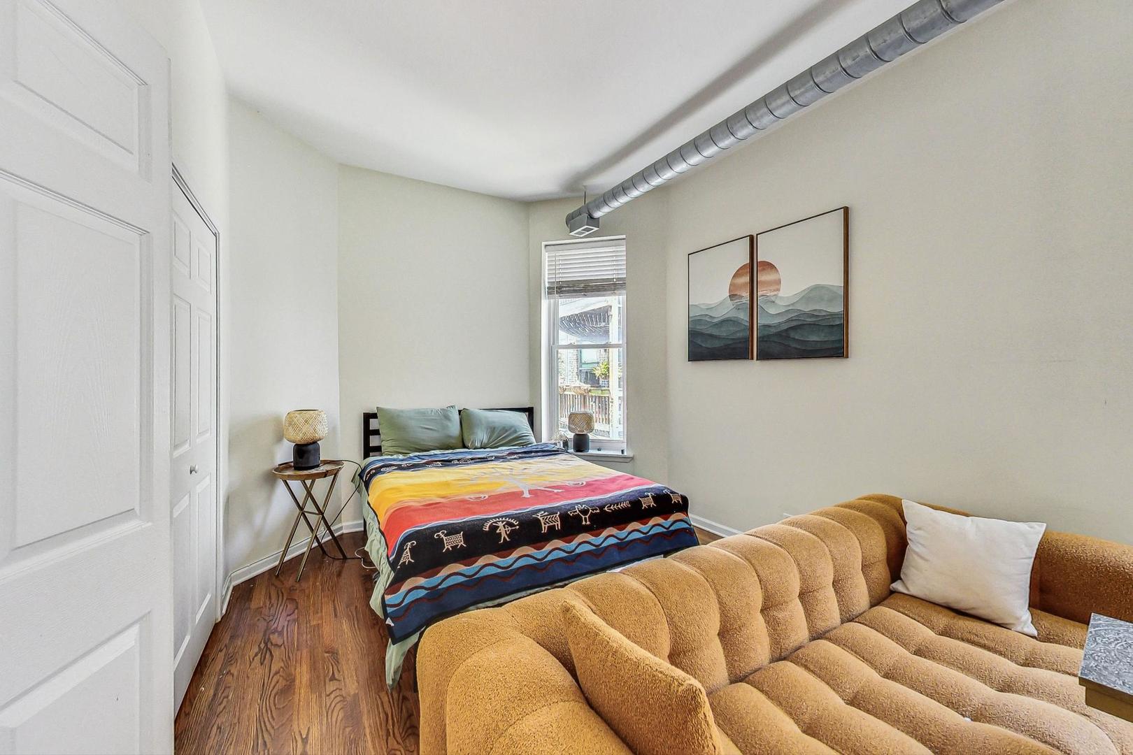 1048 W Foster Avenue