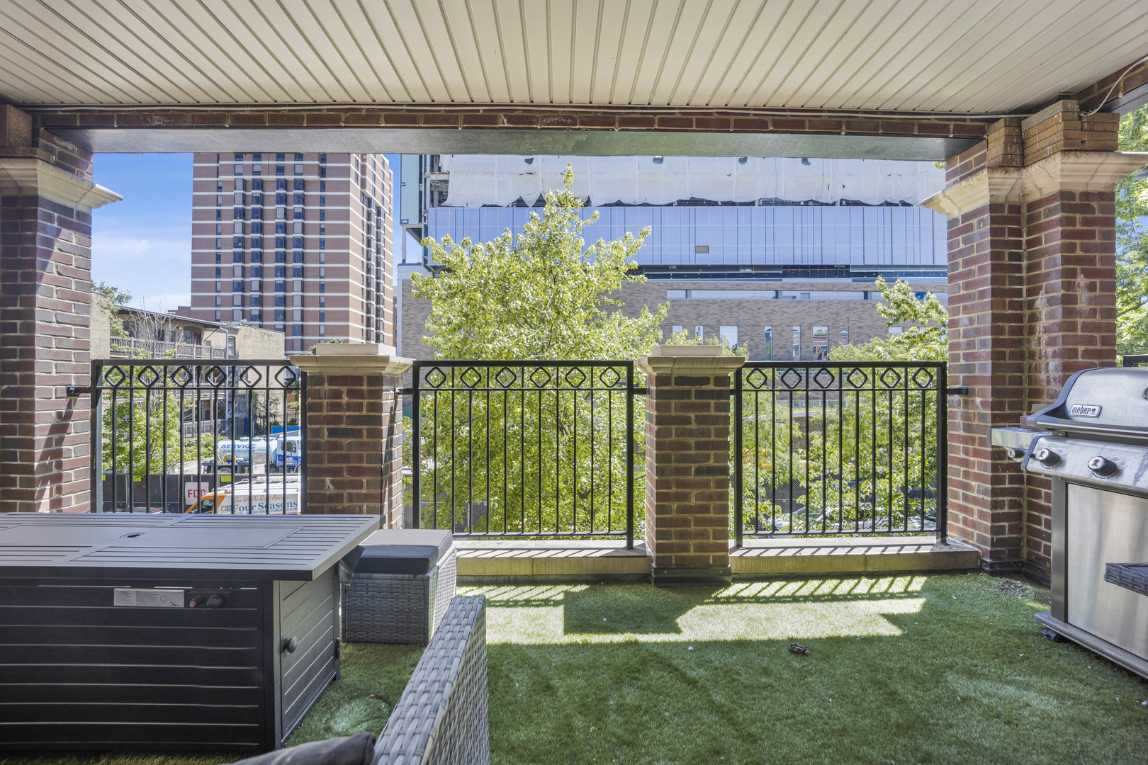 902 W Barry Avenue Unit: 2
