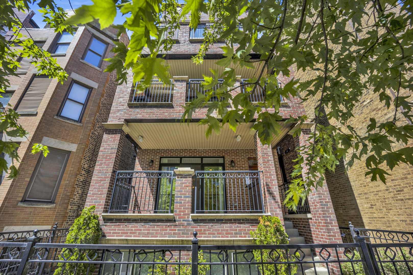902 W Barry Avenue Unit: 2