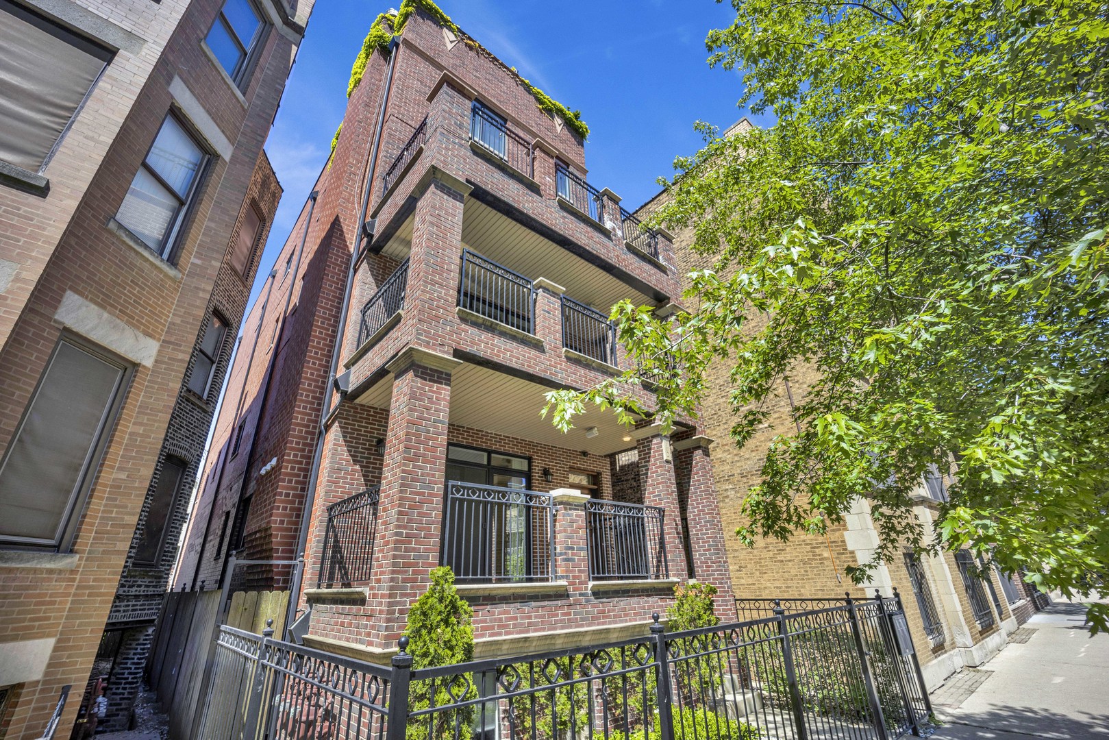 902 W Barry Avenue Unit: 2