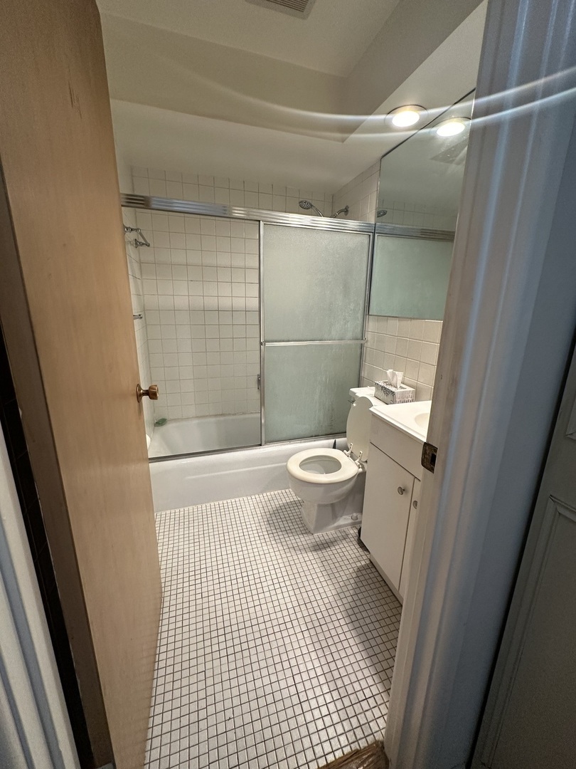 420 W Aldine Avenue Unit: 327