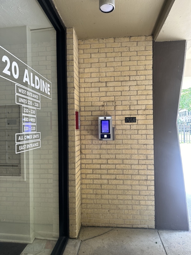 420 W Aldine Avenue Unit: 327