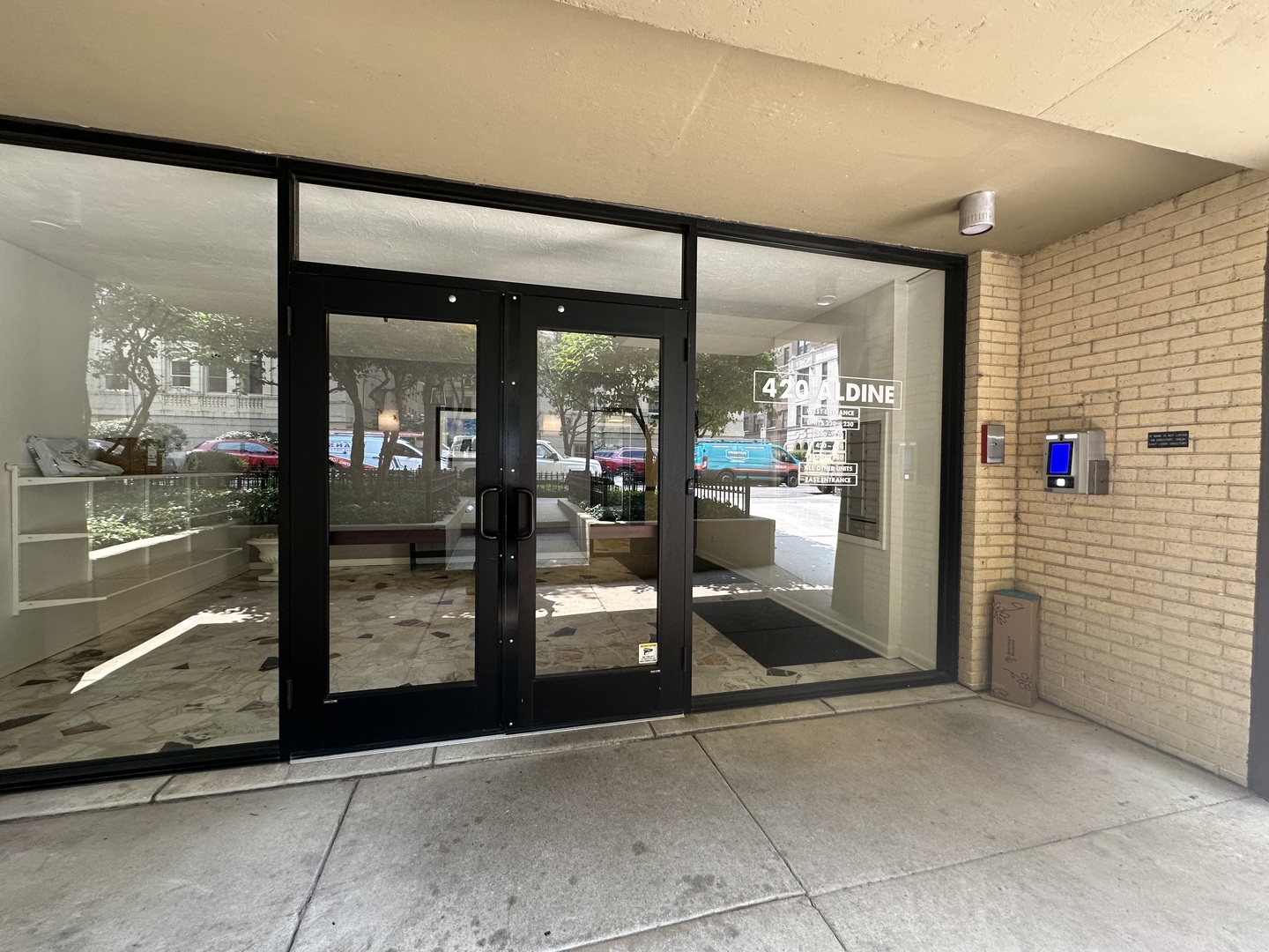 420 W Aldine Avenue Unit: 327
