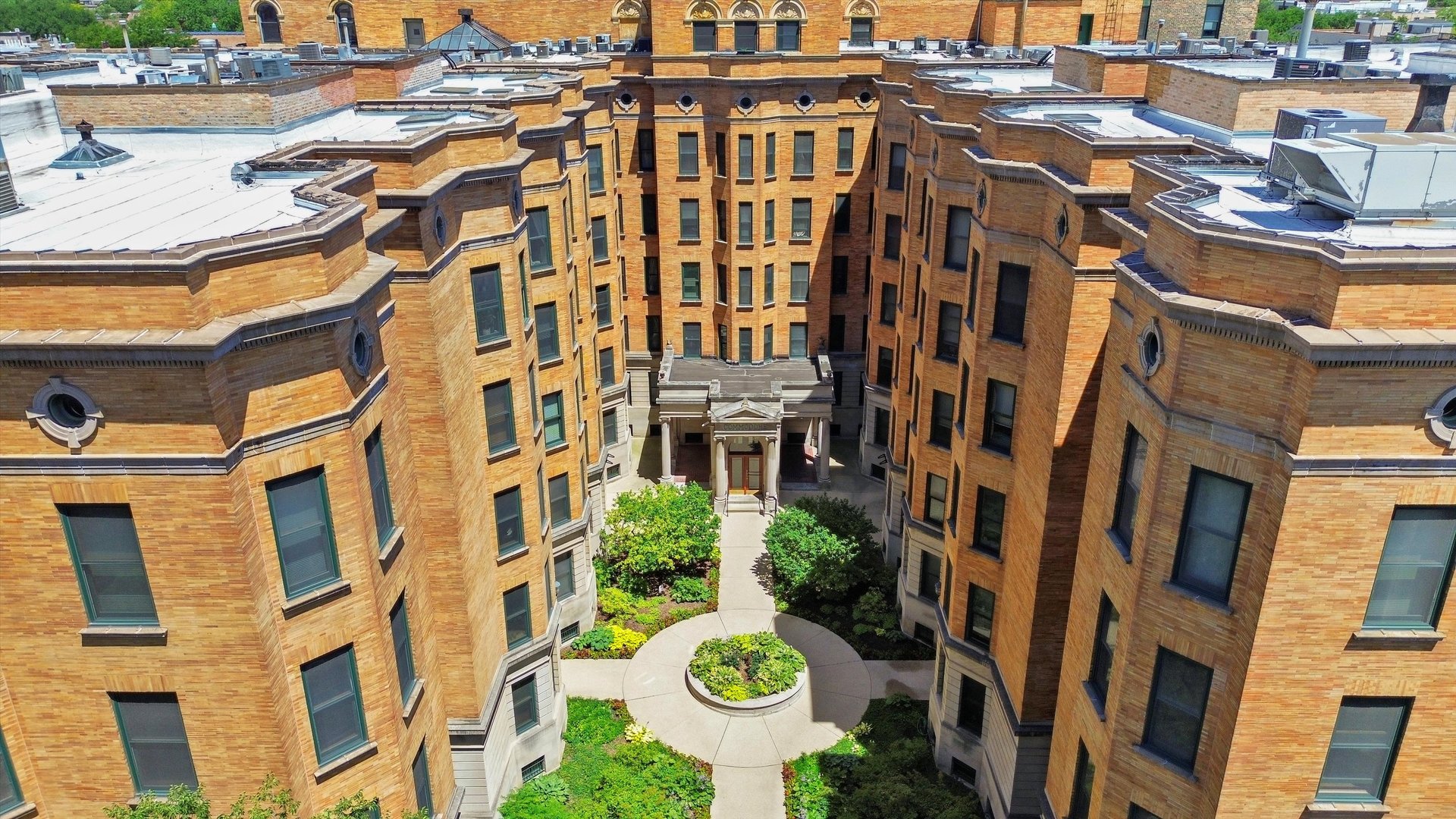 550 W Surf Street Unit: 522