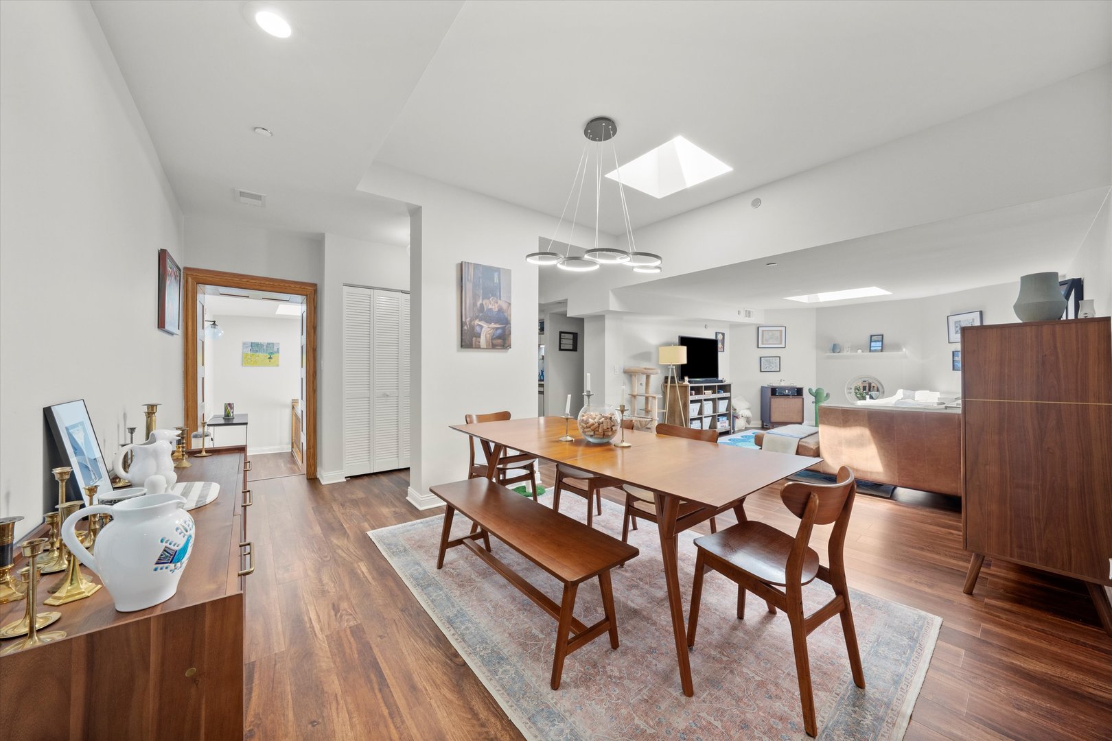 550 W Surf Street Unit: 522