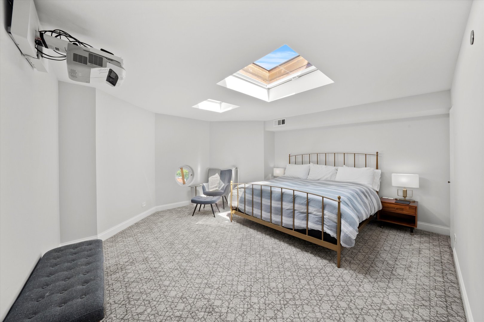 550 W Surf Street Unit: 522