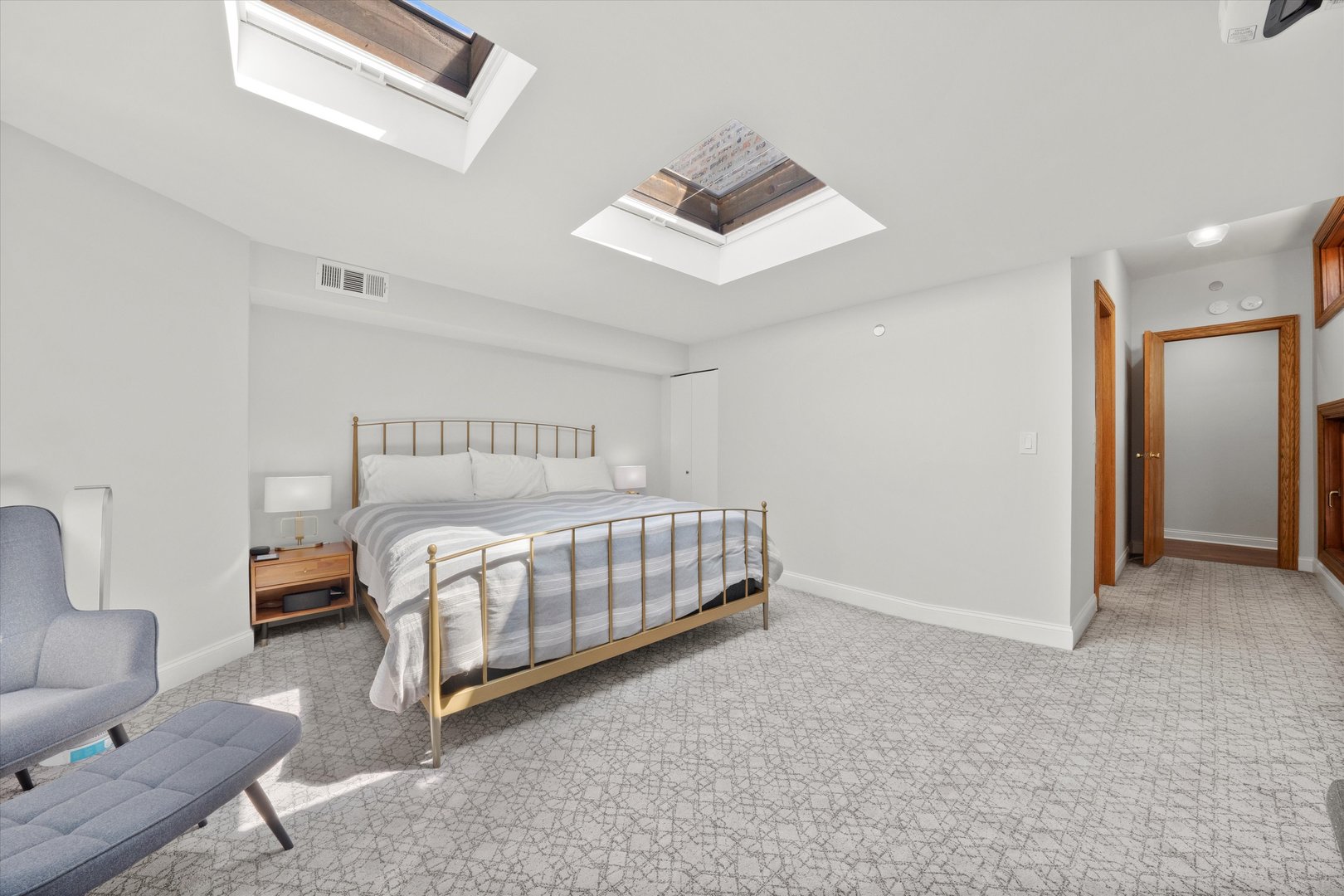 550 W Surf Street Unit: 522