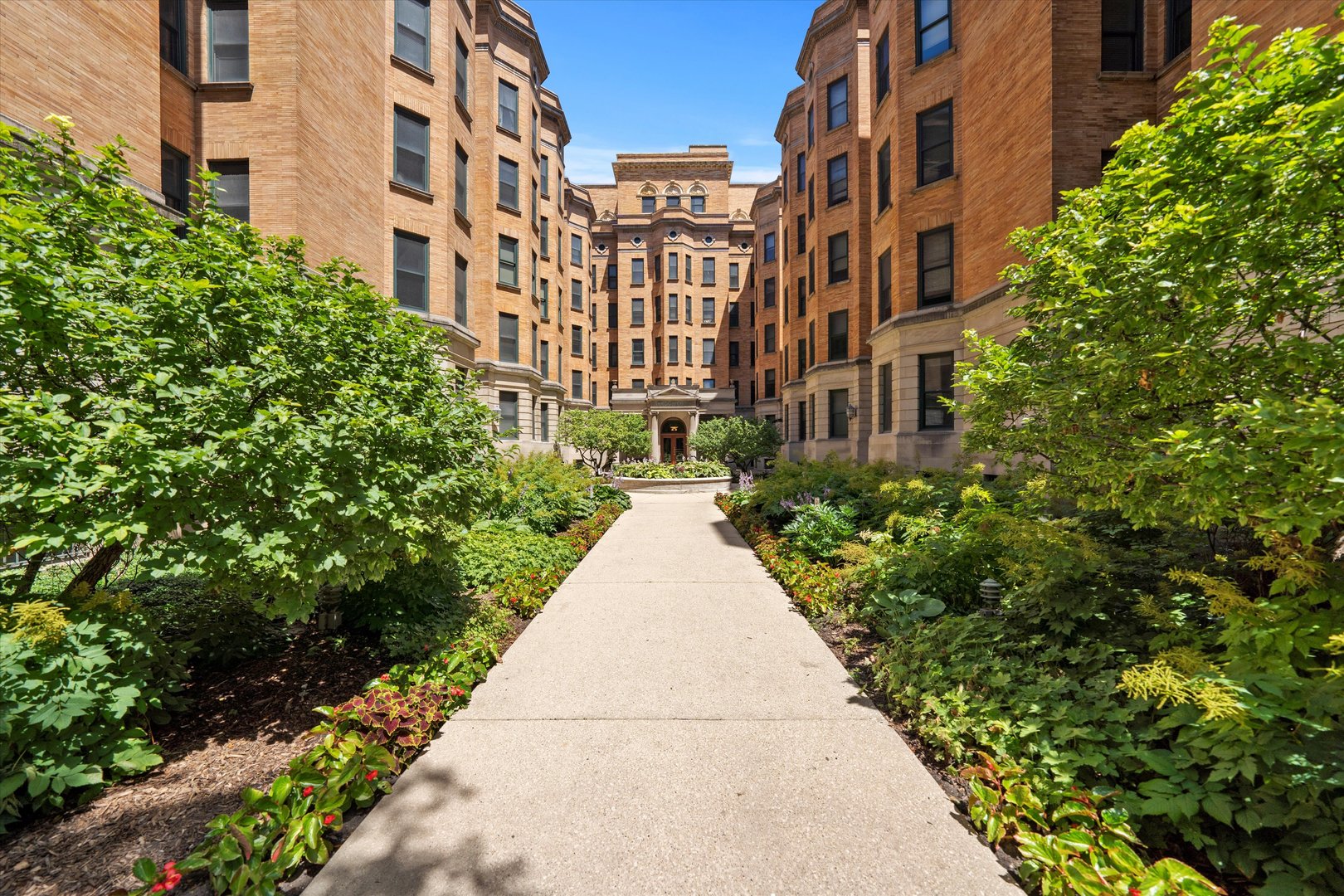 550 W Surf Street Unit: 522