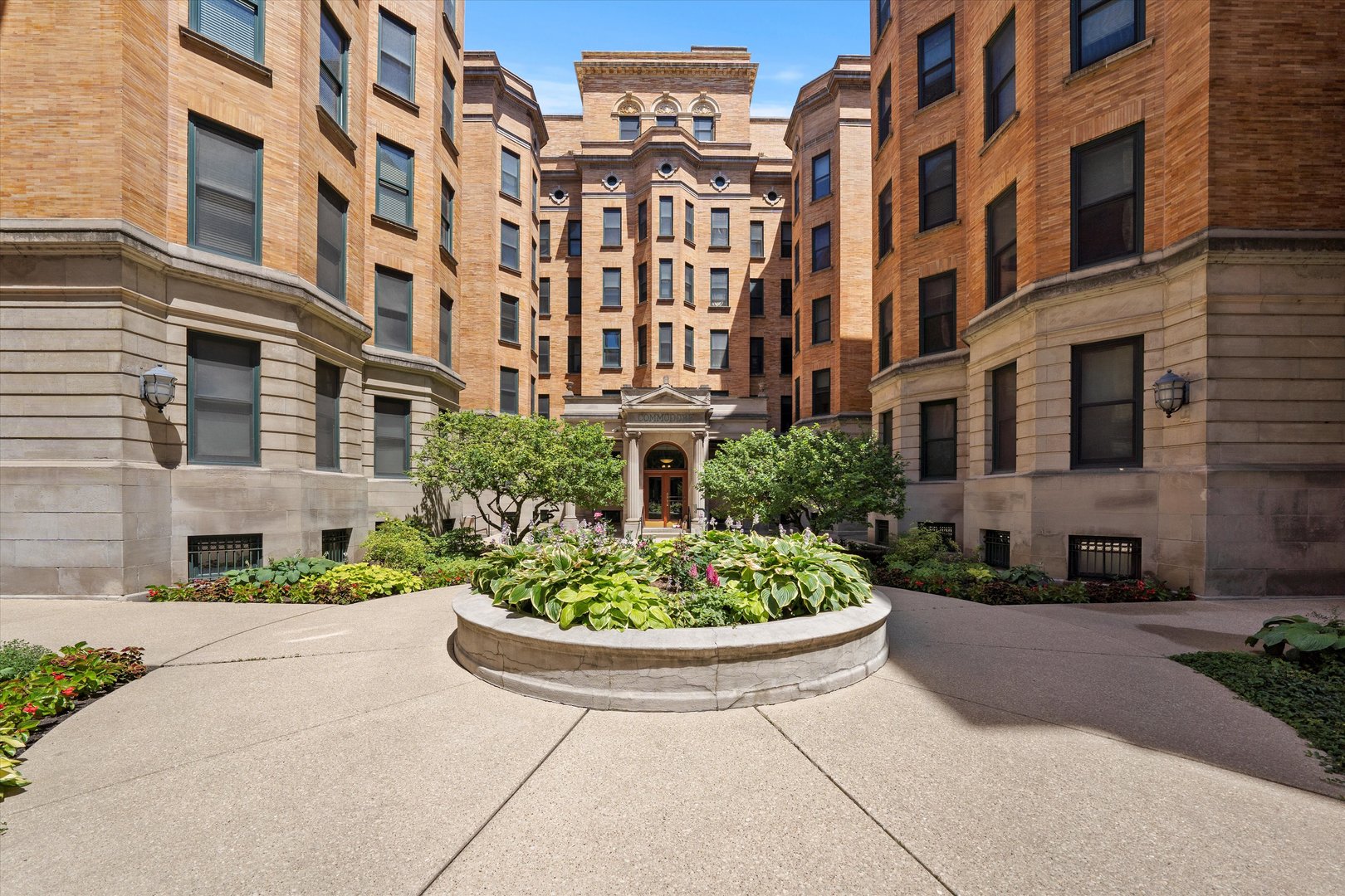 550 W Surf Street Unit: 522