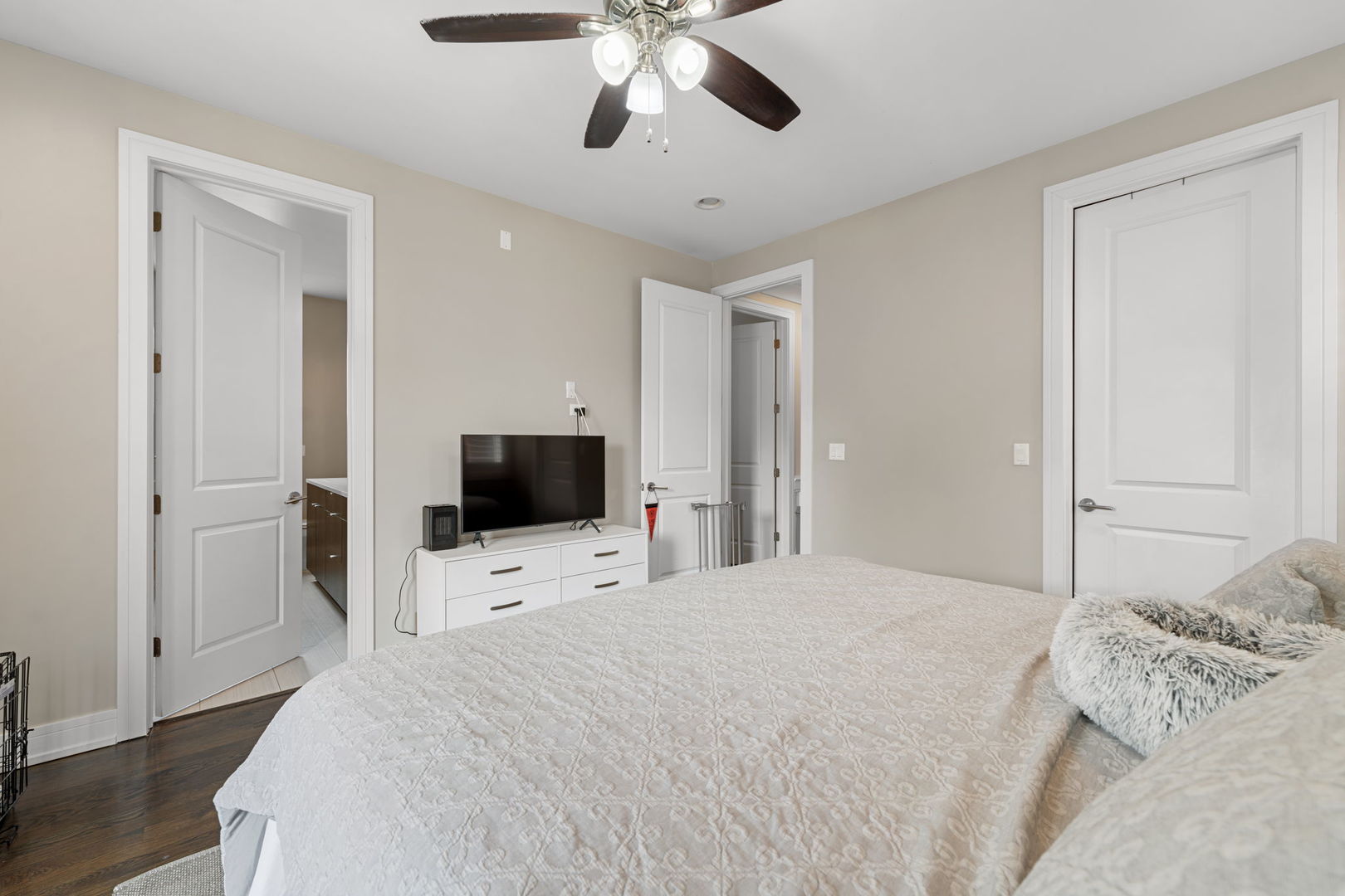 929 W Altgeld Street Unit: 3