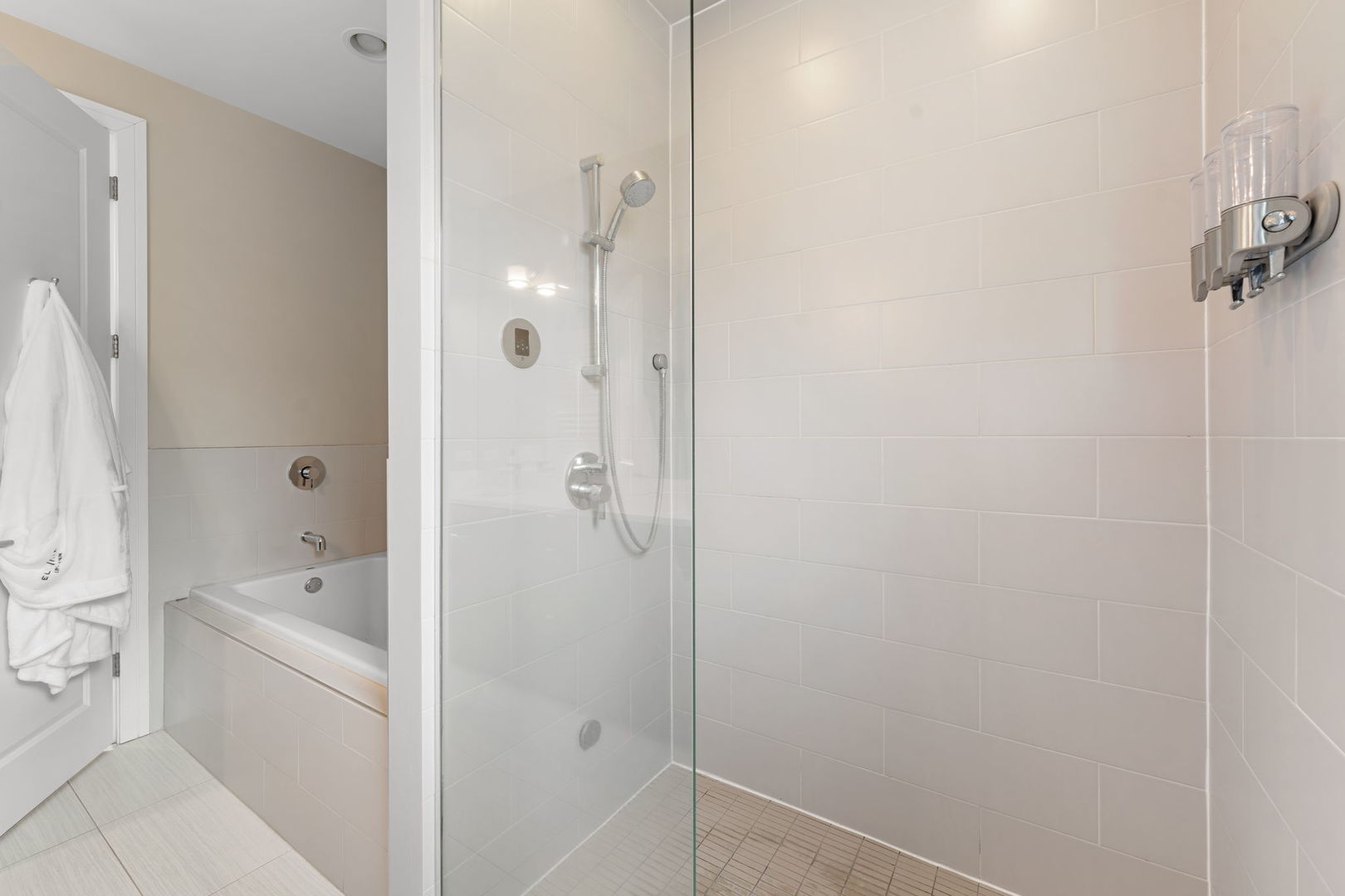 929 W Altgeld Street Unit: 3