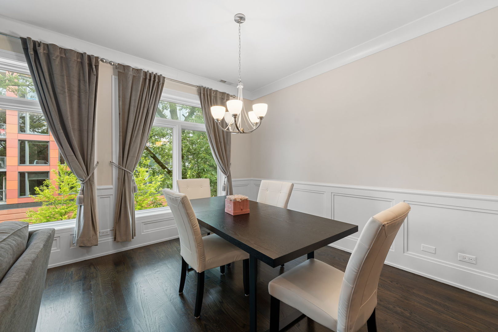 929 W Altgeld Street Unit: 3