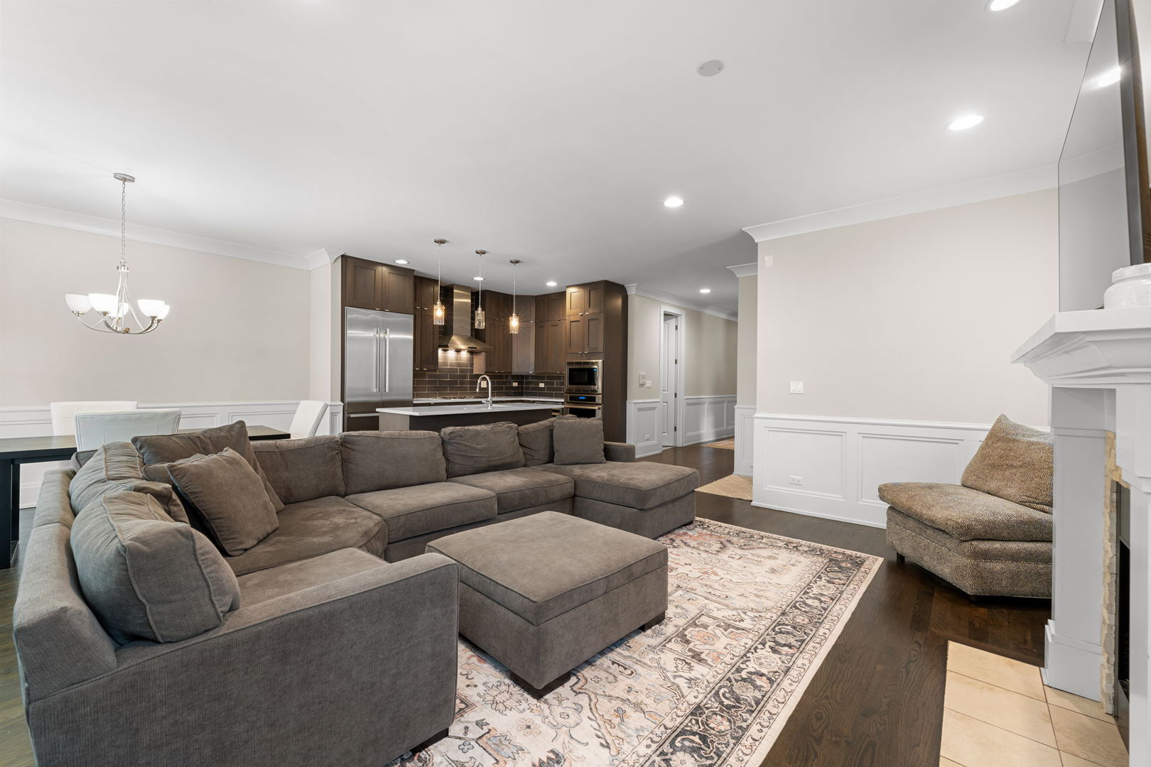 929 W Altgeld Street Unit: 3