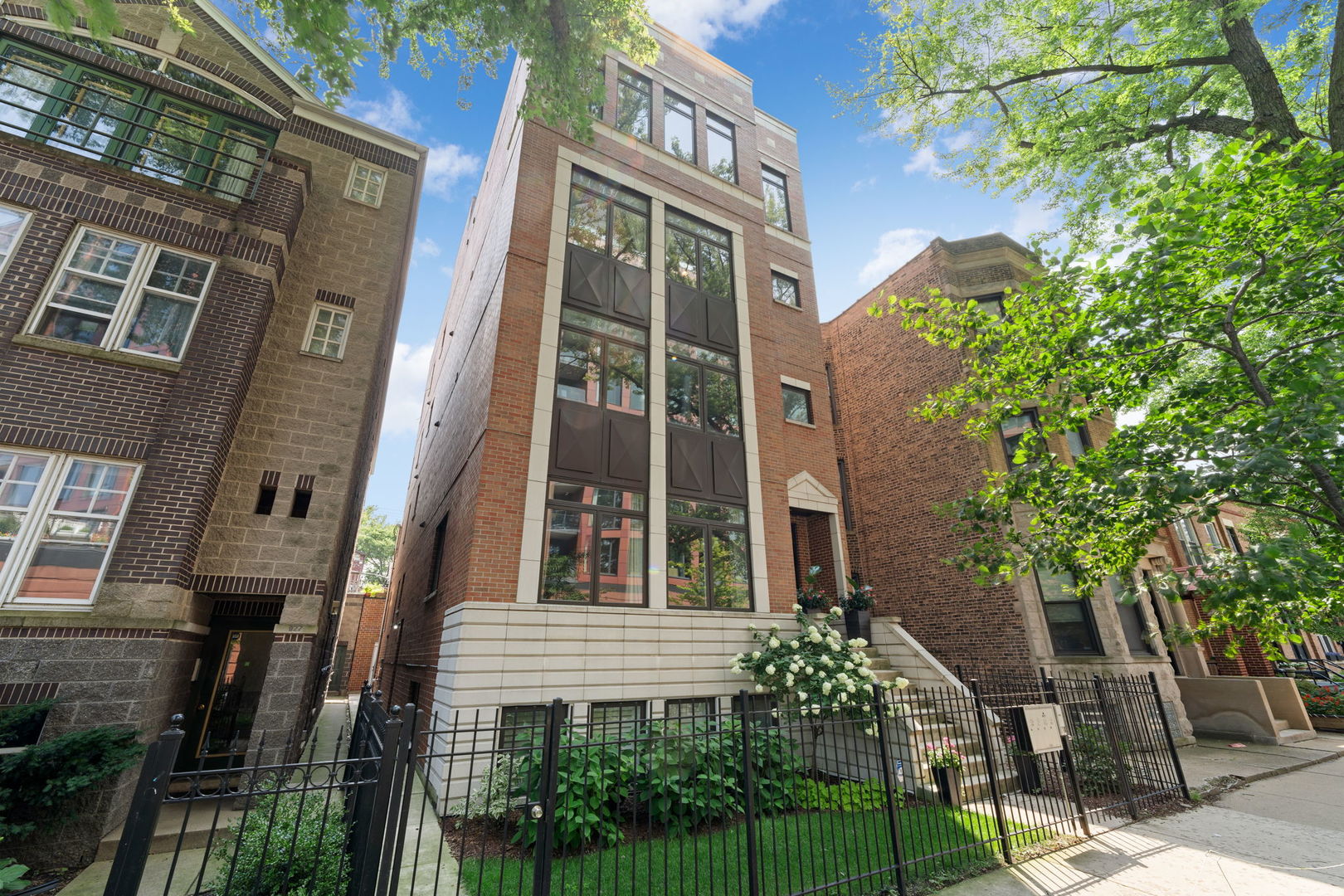 929 W Altgeld Street Unit: 3