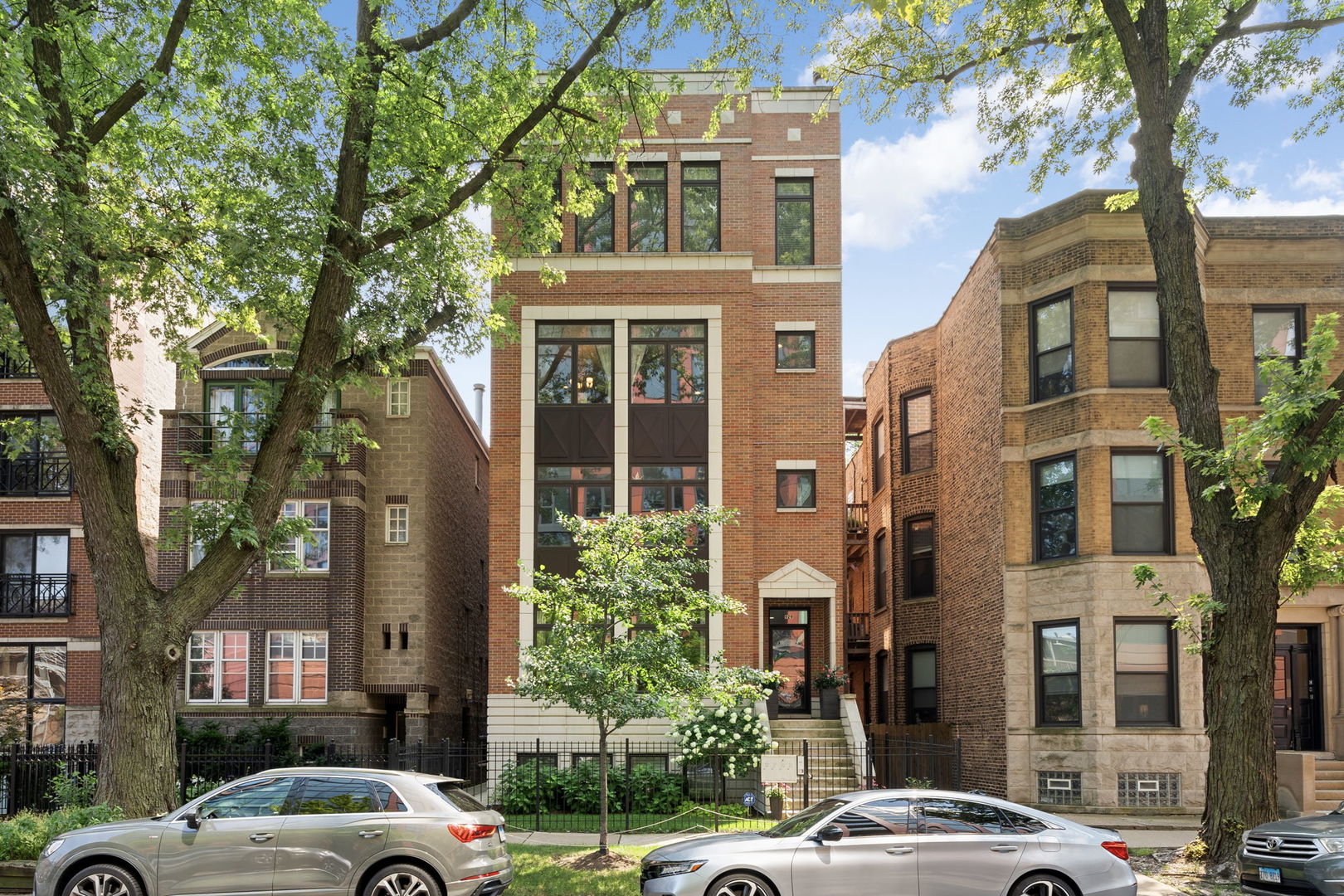 929 W Altgeld Street Unit: 3