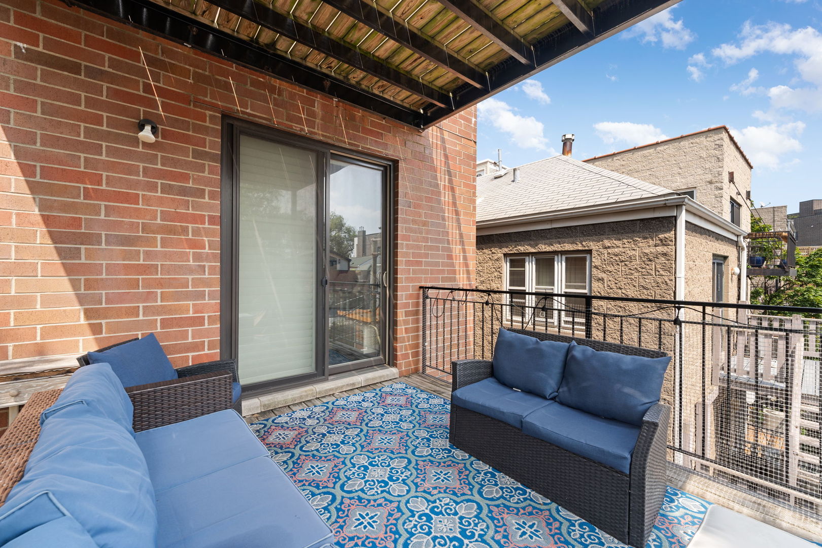 929 W Altgeld Street Unit: 3