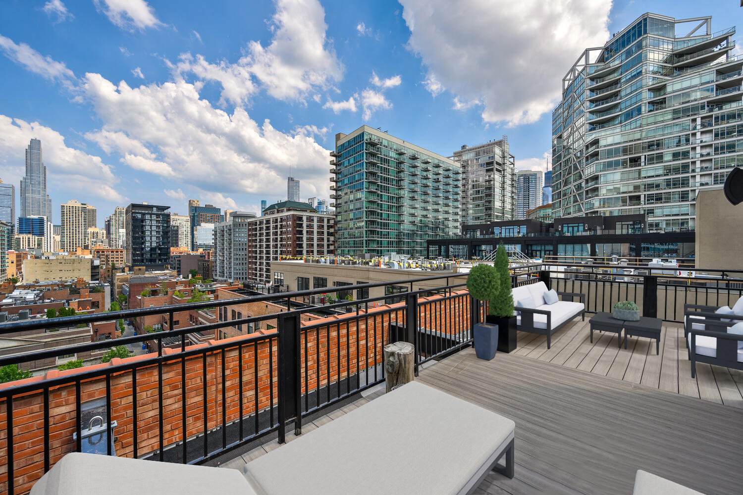 525 W Superior Street Unit: 627