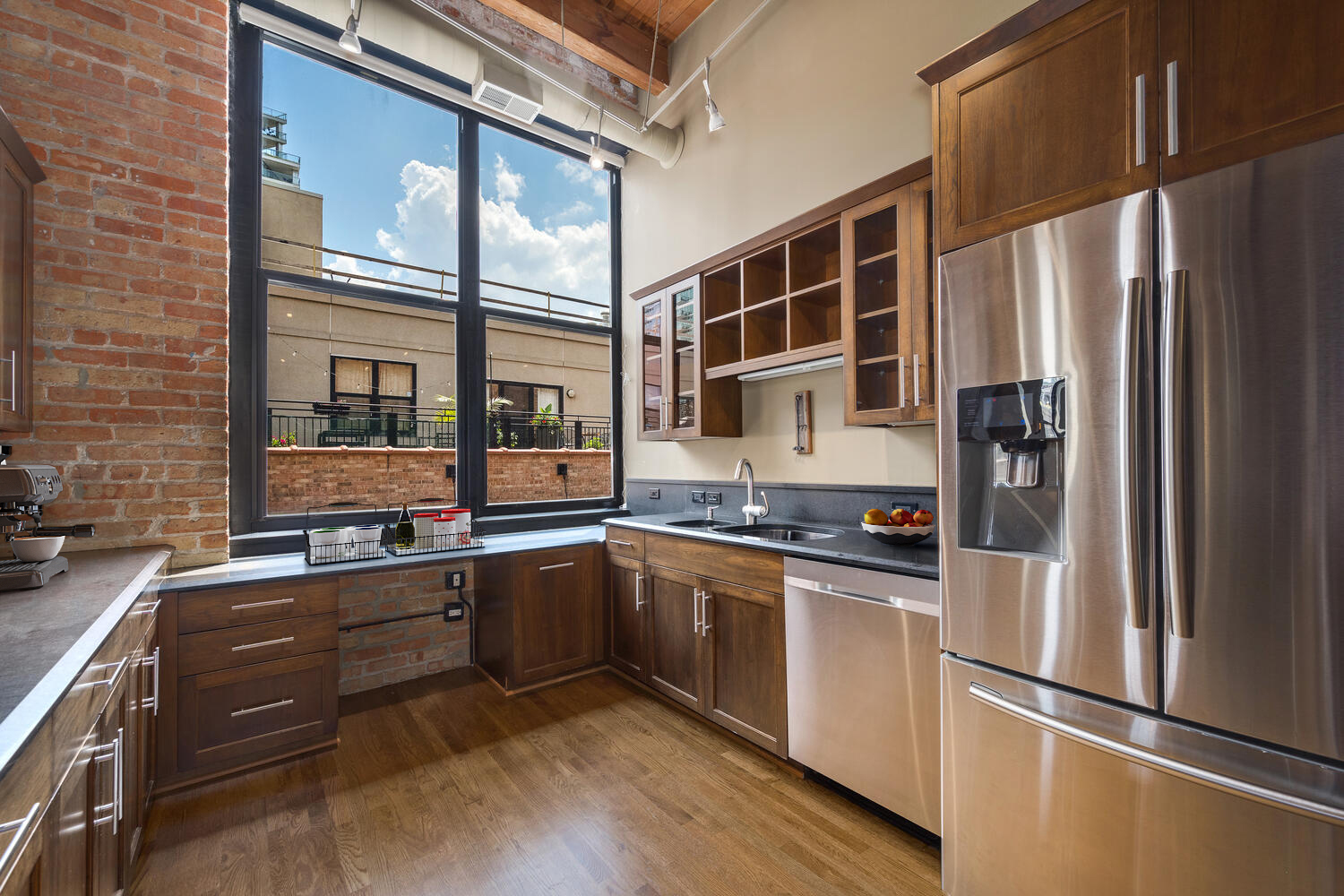 525 W Superior Street Unit: 627