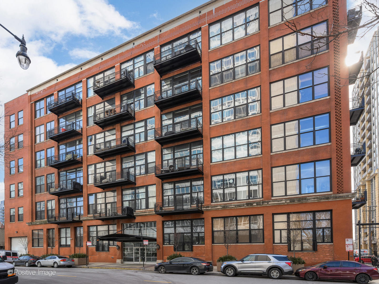 525 W Superior Street Unit: 627