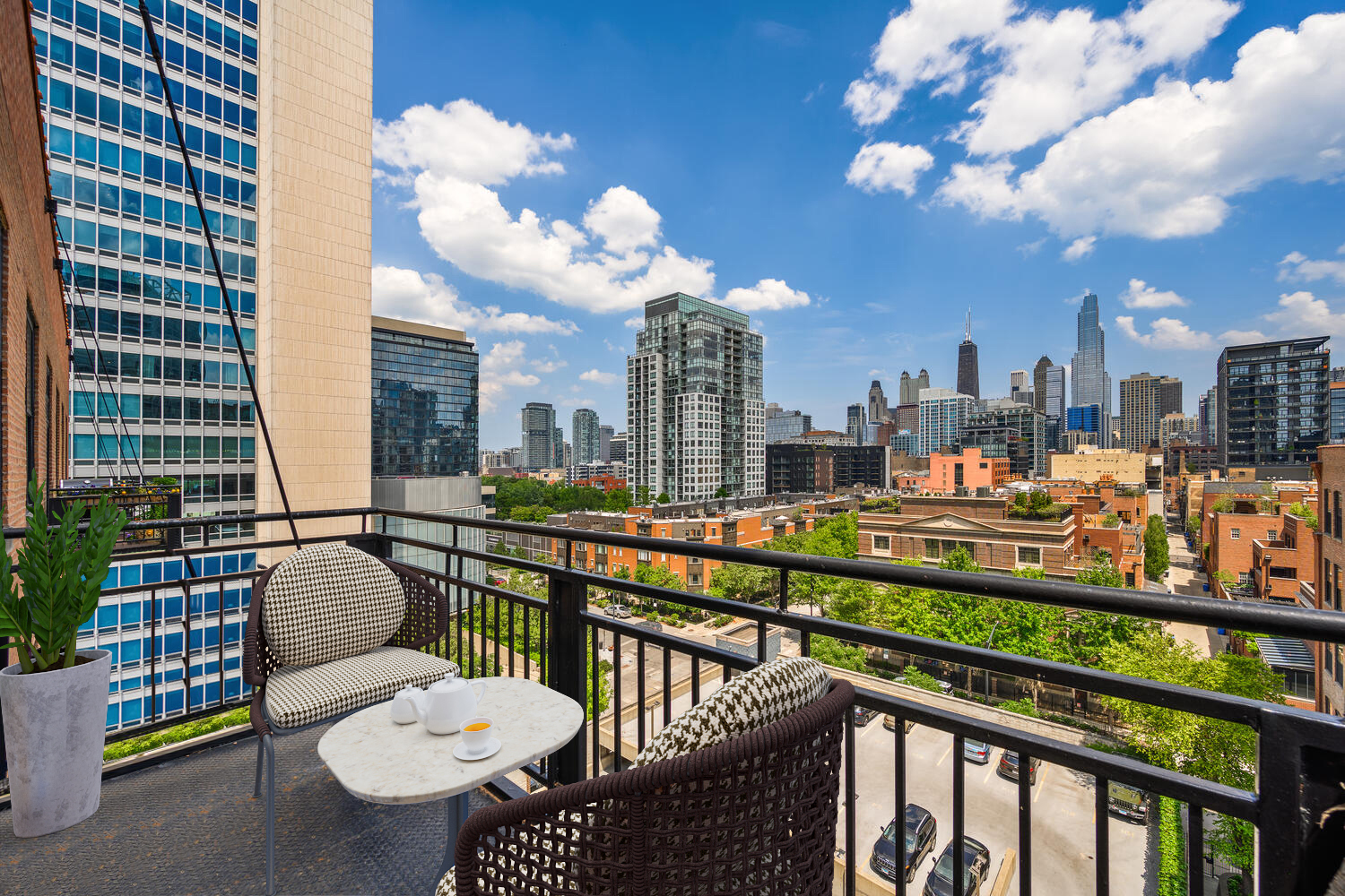 525 W Superior Street Unit: 627