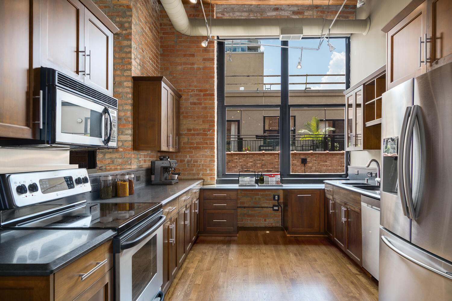 525 W Superior Street Unit: 627