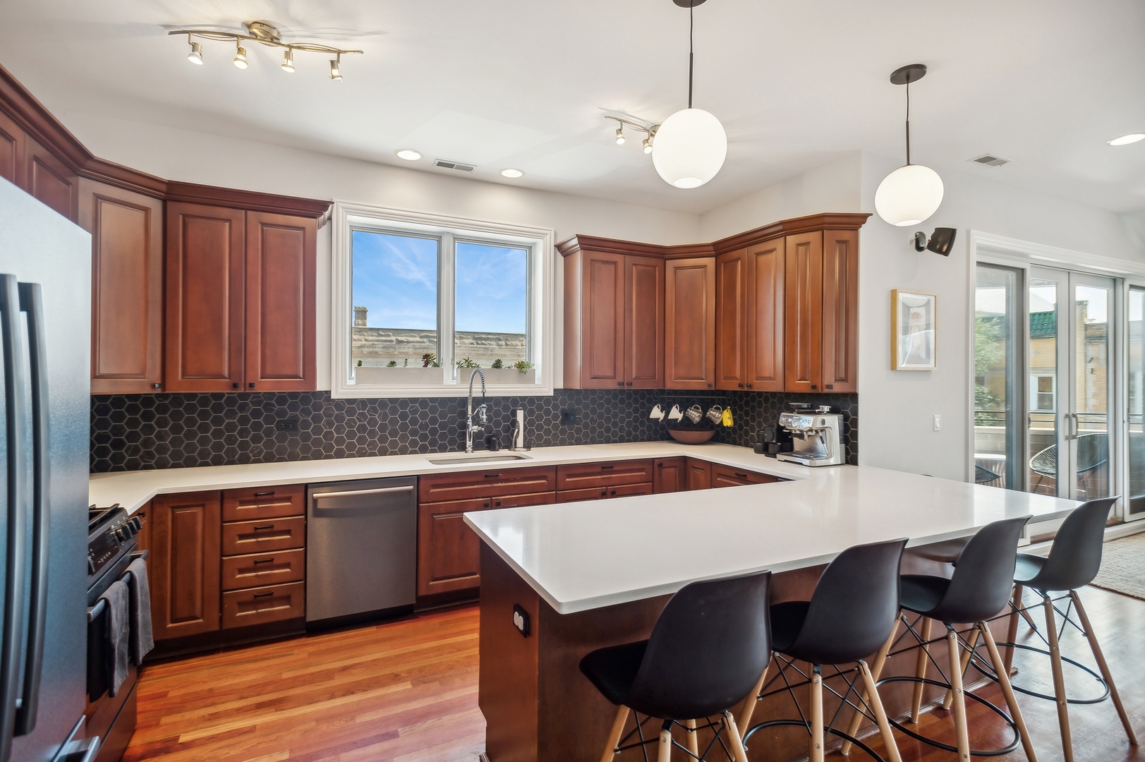 2931 N Milwaukee Avenue Unit: 2S