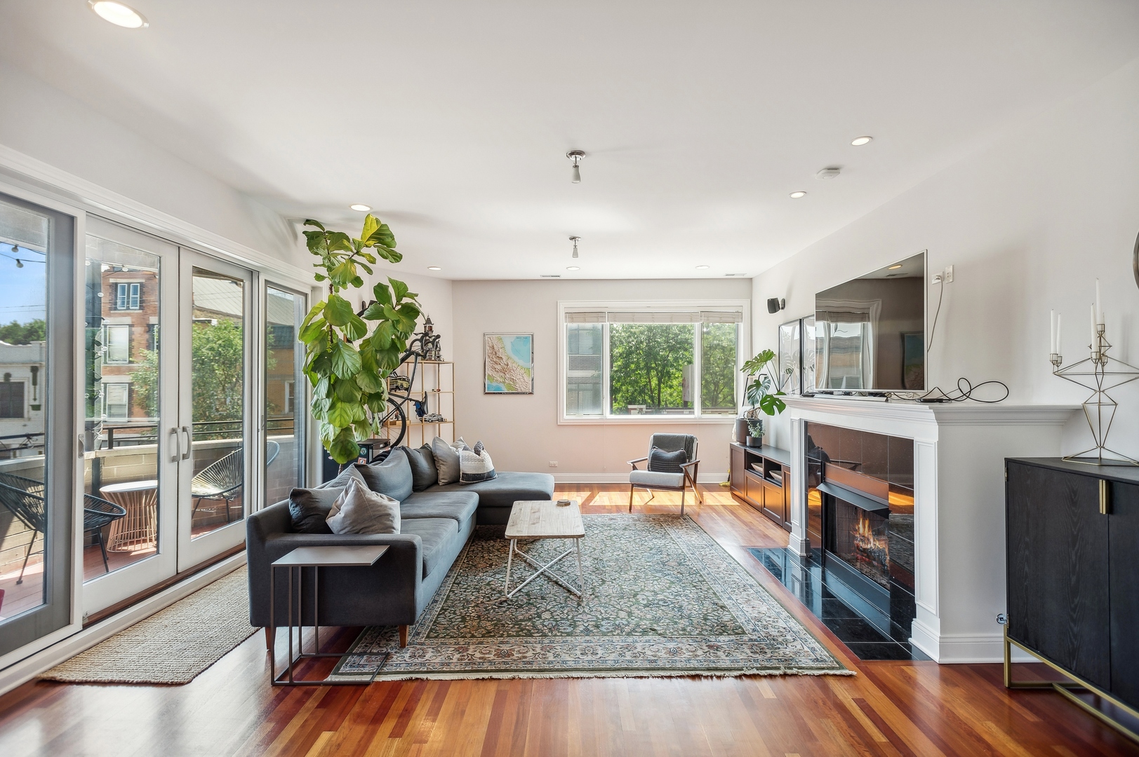 2931 N Milwaukee Avenue Unit: 2S