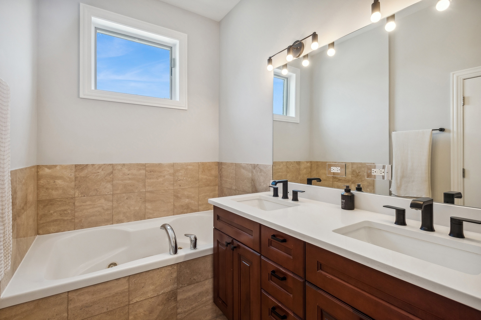 2931 N Milwaukee Avenue Unit: 2S