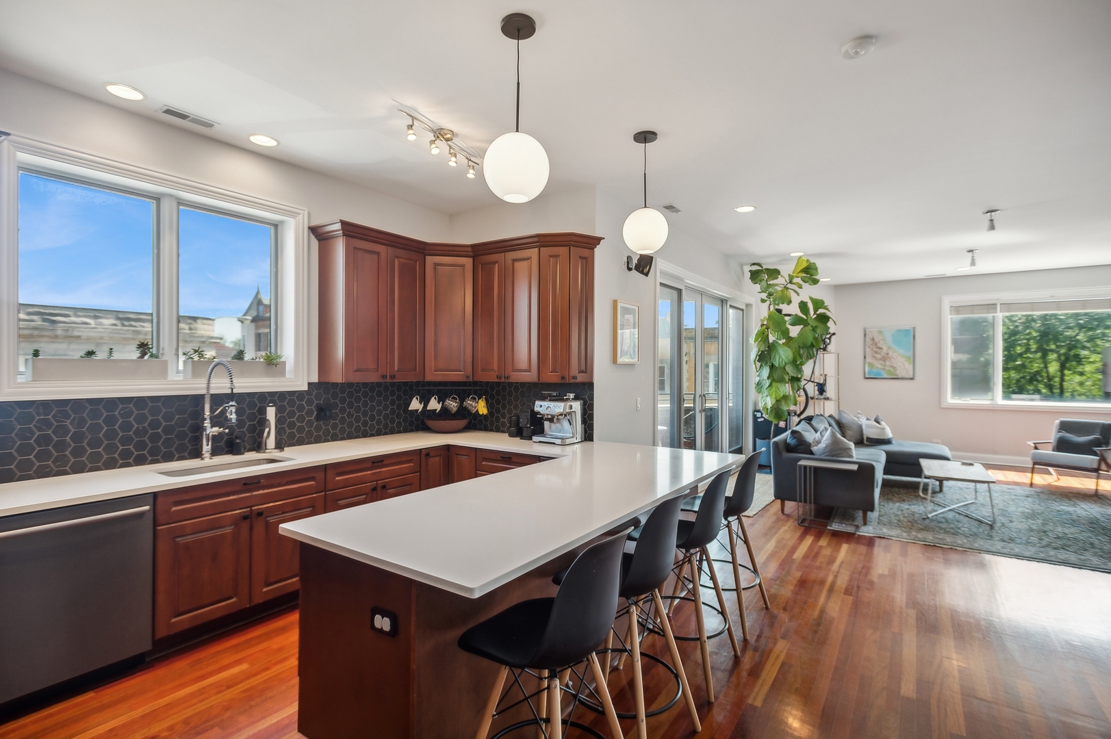 2931 N Milwaukee Avenue Unit: 2S