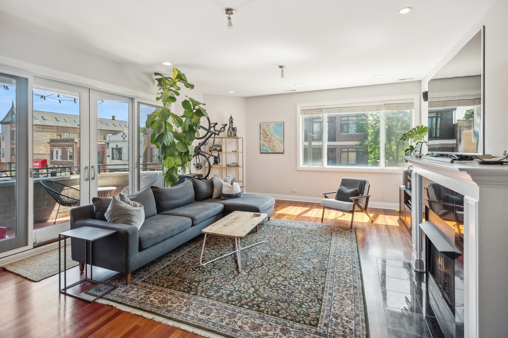 2931 N Milwaukee Avenue Unit: 2S