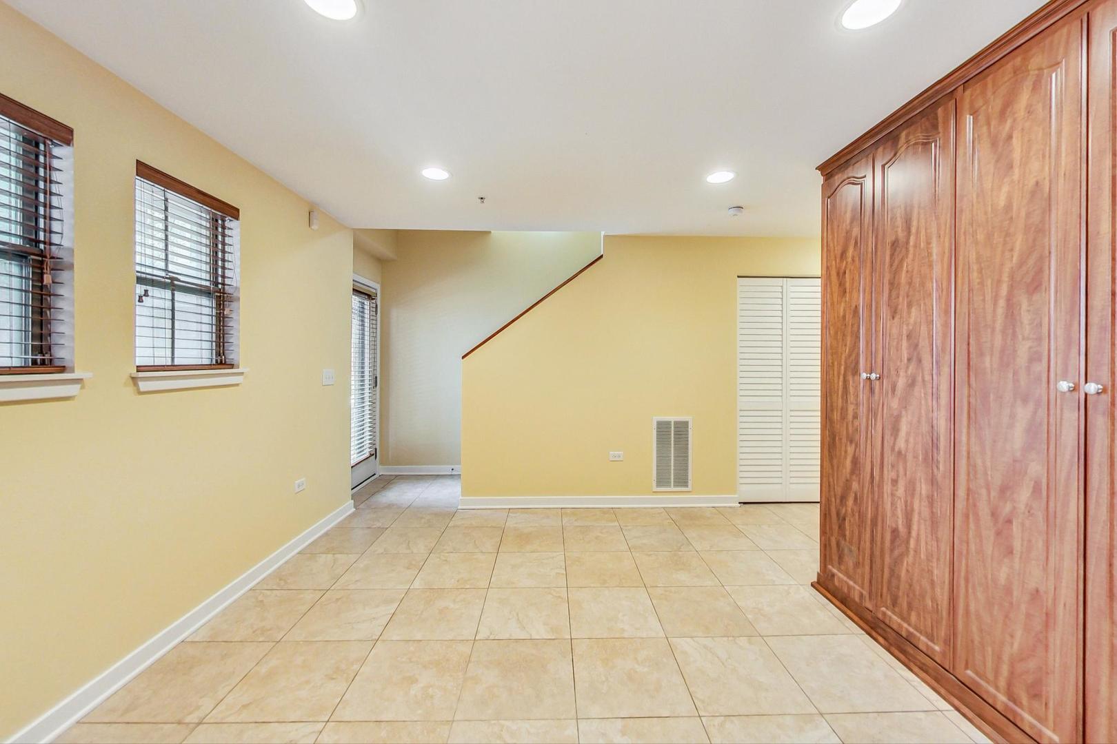 2323 S Wabash Avenue Unit: 9