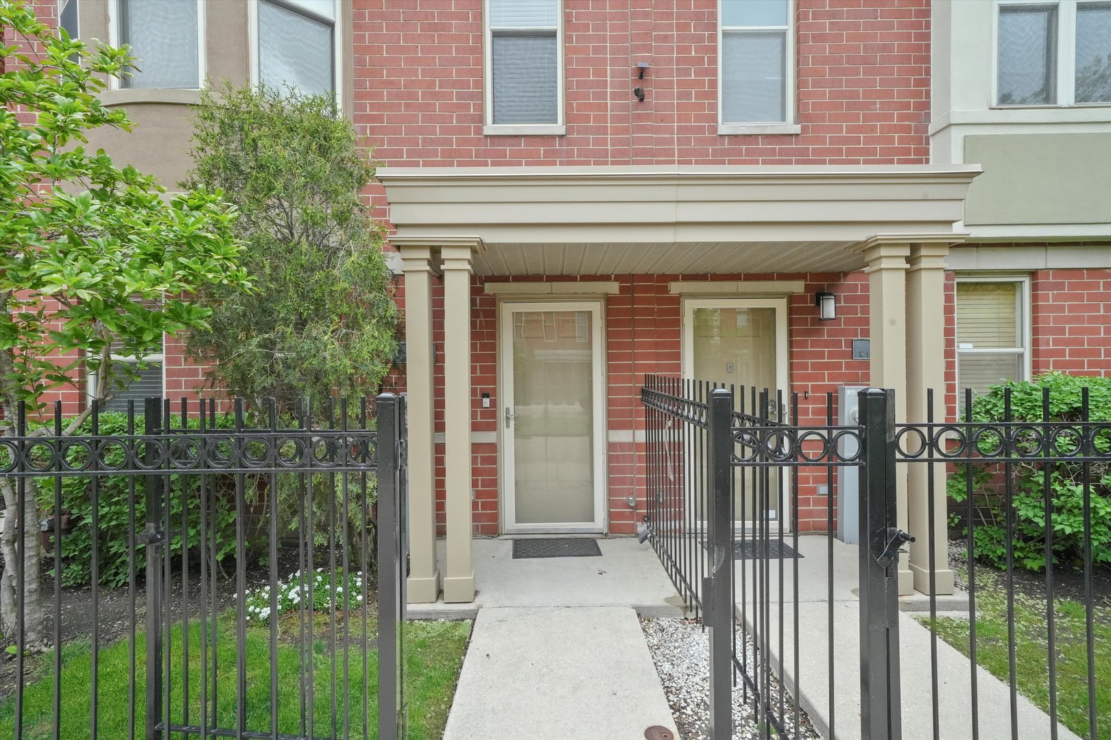 713 W BLACKHAWK Street