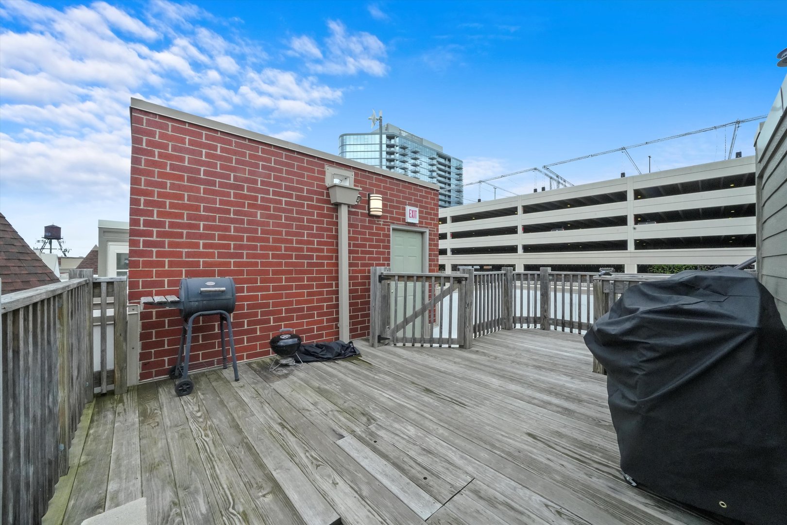 713 W BLACKHAWK Street